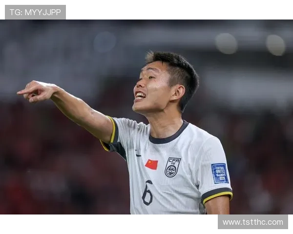 国足防守失误频繁 分工不清致9分钟丢2球